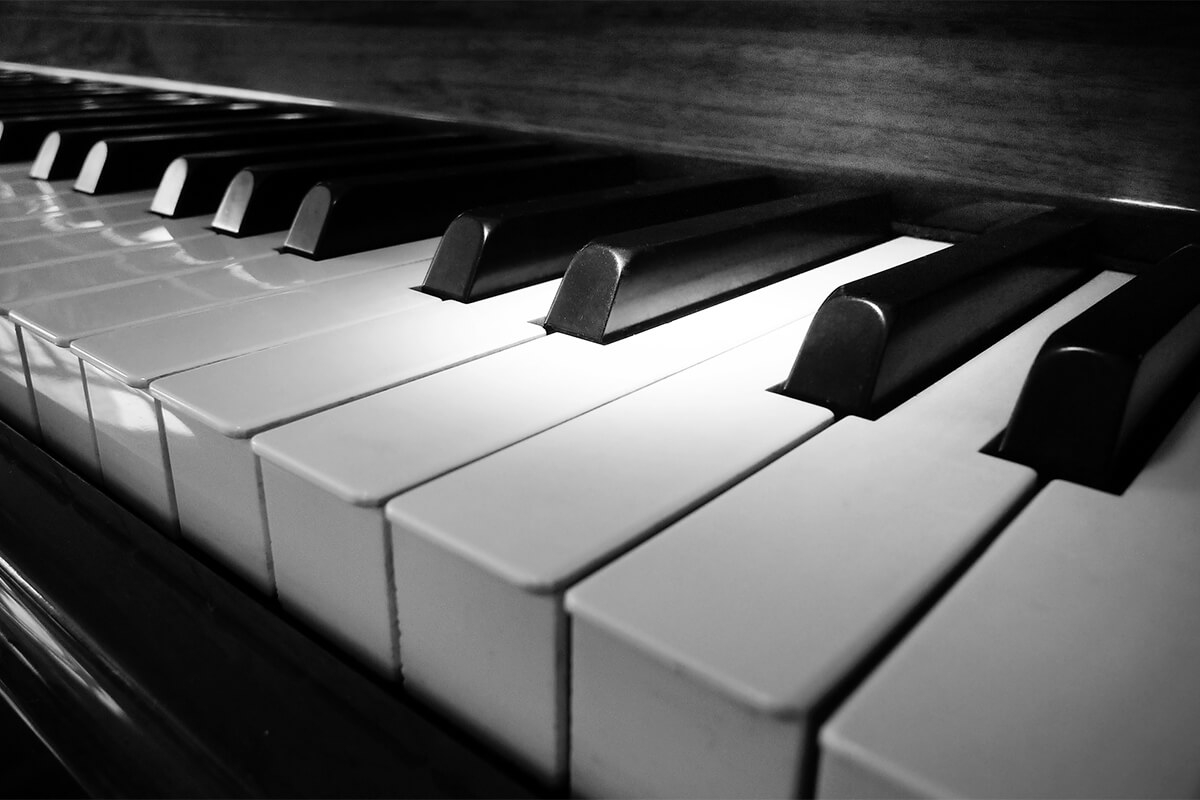 Photo of a piano keyboard.
