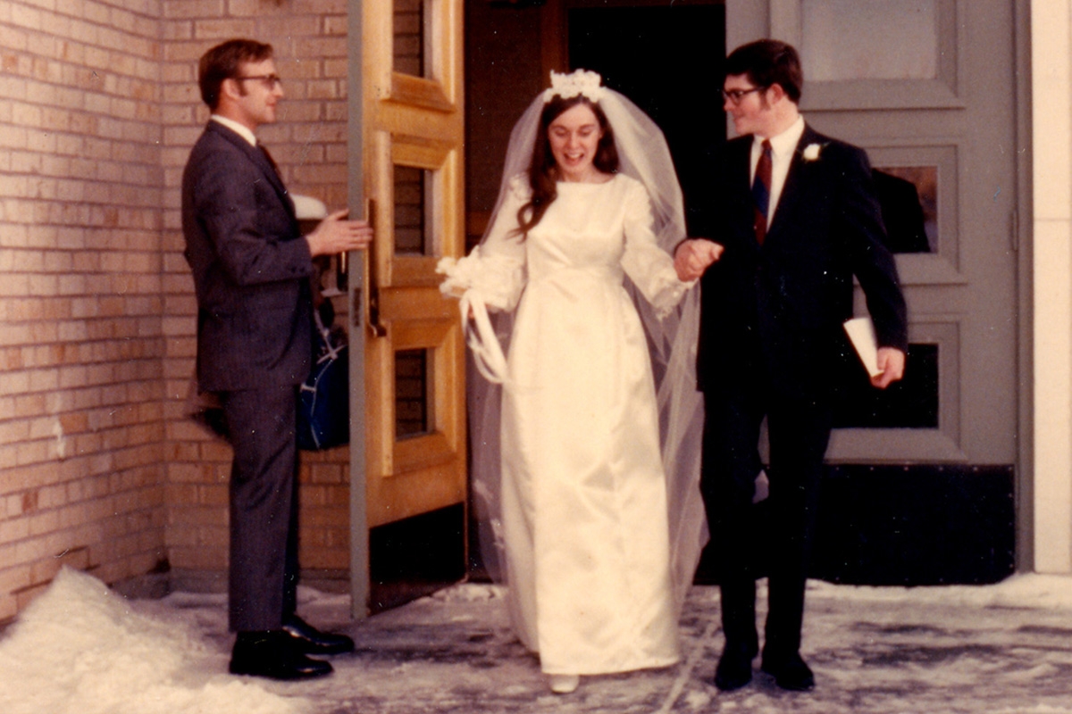 Photo of Carleen and bob Grossman at their wedding