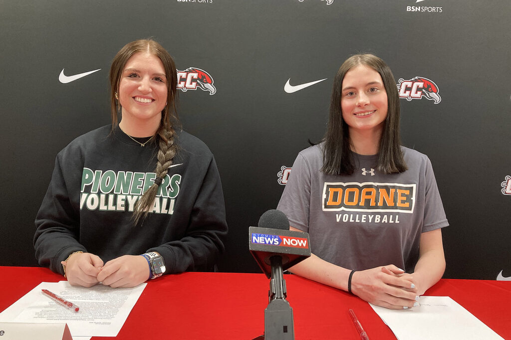 Photo of Casper College volleyball plsyers Kyrsten Bake and Aubreann Browning